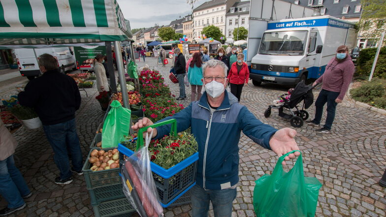 Uwe Böse aus Waldheim hatte beim Frischemarkt im Mai frische Blumen und Salami ergattert. Auch für Sonnabend versprechen die Organisatoren eine bunte Vielfalt an Produkten.
