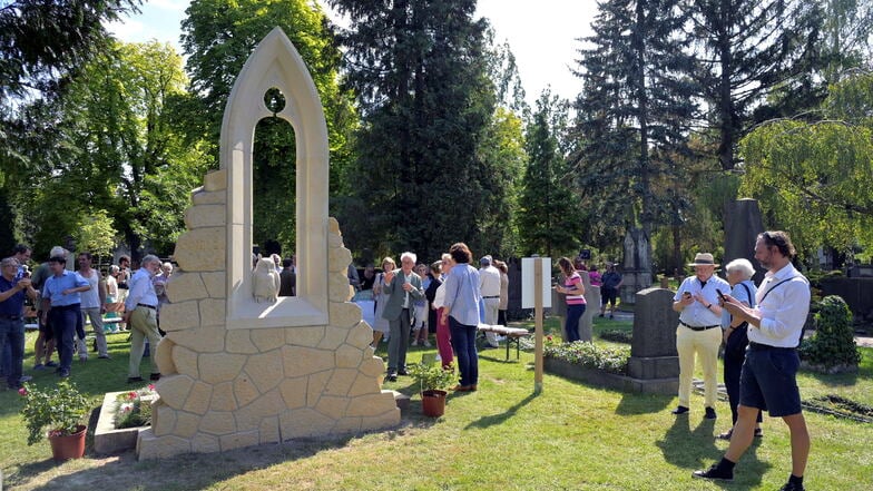 Am Dienstag ist auf dem Dresdner Trinitatisfriedhof das neue Denkmal am Grab von Caspar David Friedrich eingeweiht worden. Das kommt uns bekannt vor.