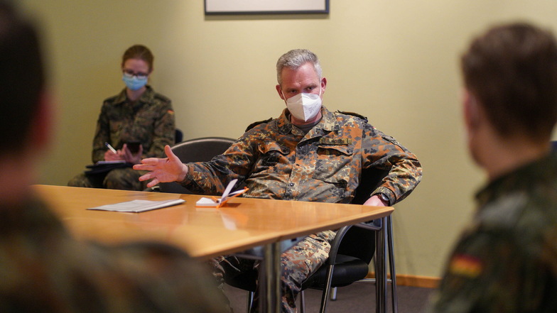 Bundeswehr-Generalarzt Dr. Bruno Most besuchte am Donnerstag das Krankenhaus in Bischofswerda, um mit den vor Ort helfenden Bundeswehrsoldaten und der Klinikleitung zu sprechen.