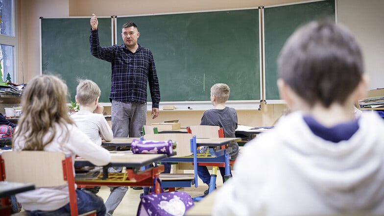 Michal Slowinski unterrichtet Englisch in der zweiten Klasse der DPFA-Schule.