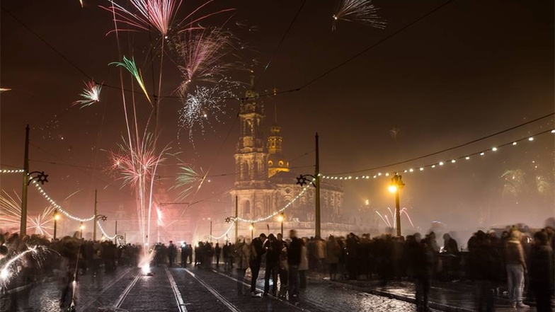 Auch auf den anderen Elbebrücken feierten Tausende Menschen ins neue Jahr.