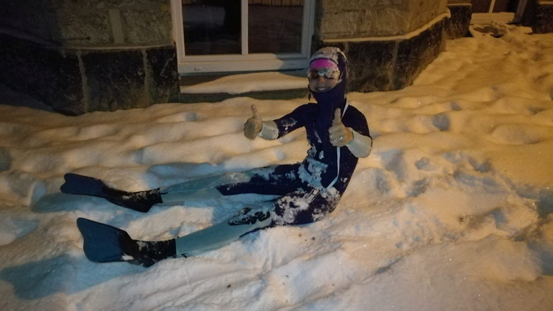 Training im Schnee: Künftige Rettungsschwimmer der DLRG "Niederes Elbtal" griffen in diesem Winter zu ungewöhnlichen Methoden. Aber es ist mehr als nur Sarkasmus, der sich dahinter verbirgt.
