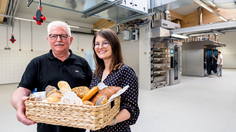 Bäckermeister Michael Pech und seine Tochter Paulina Pech in der neuen Backmanufaktur, in der ab nächster Woche alle Backwaren für die acht Filialen der Cunewalder Bäckerei entstehen werden.