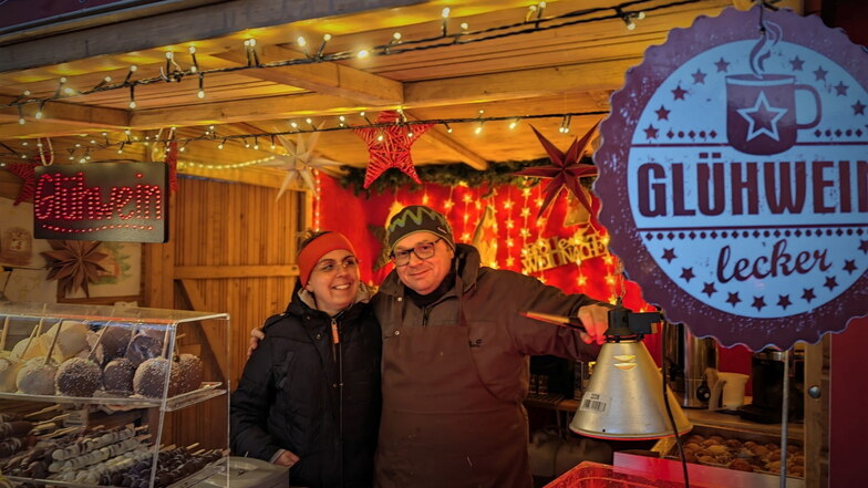 Angelique und Lars Engelhardt vom Café Emilia in Kamenz betreiben seit vielen Jahren die Glühwein- und Süßigkeitenbude in der Adventszeit auf dem Markt. Nun laden sie zusammen mit Nick Hartmann von der SEC Veranstaltungstechnik zum "1. Schneegestöber" am 