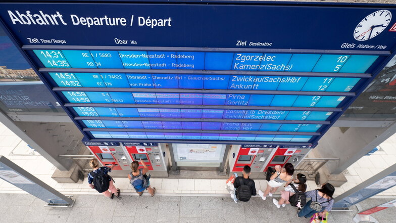 Fahrgäste der Deutschen Bahn wie hier in Dresden haben wegen des Streiks weiter mit zahlreichen Zugausfällen und Verspätungen zu kämpfen.