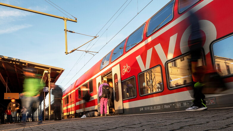 Fahrgäste steigen auf dem Bahnhof in Pirna aus der S-Bahn.