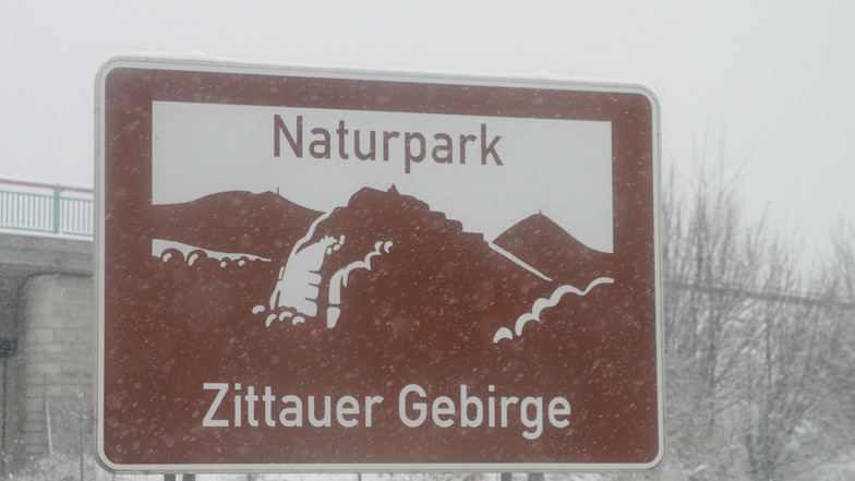 Wirbt seit 13 Jahren an der A4 um Gäste, die aus Polen Richtung Dresden unterwegs sind - das braune Hinweisschild auf den Naturpark "Zittauer Gebirge".