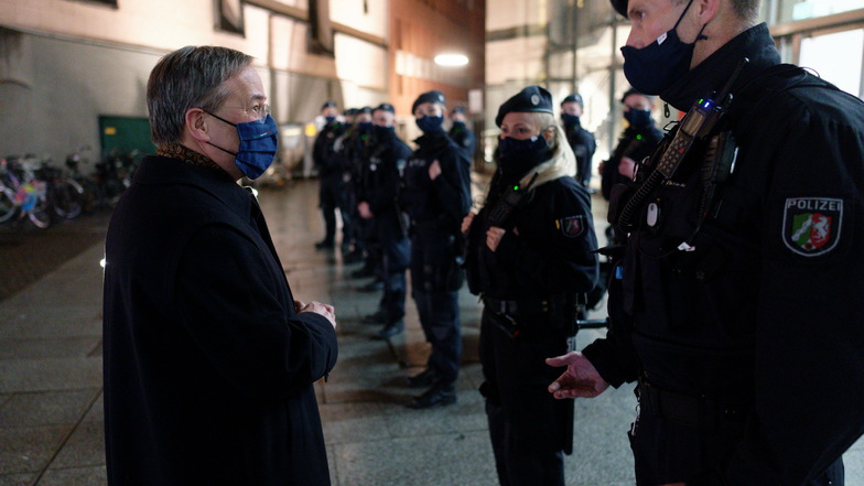 Köln: Armin Laschet, Ministerpräsident des Landes Nordrhein-Westfalen, besucht am Silvesterabend den Hauptbahnhof, um sich über die Arbeit der Polizei zu informieren.