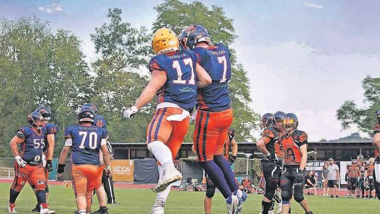 Titus Seeliger (Nr. 7) und Oliver Bahr feiern mit einem typischen American-Football-Jubel den zweiten Görlitzer Touchdown, der letztendlich den Sieg brachte.