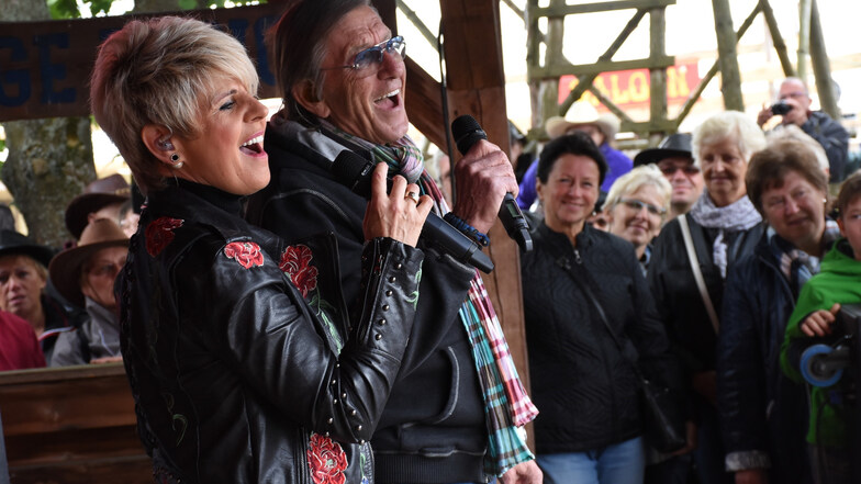 Linda Feller und Jonny Hill singen gemeinsam auf der kleinen Bühne in Daubitz.