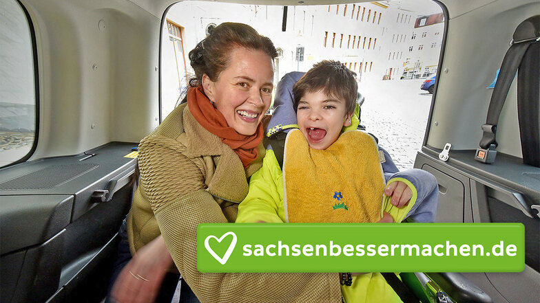 Konstanze Schaaf mit ihrem Sohn Max im neuen Auto.