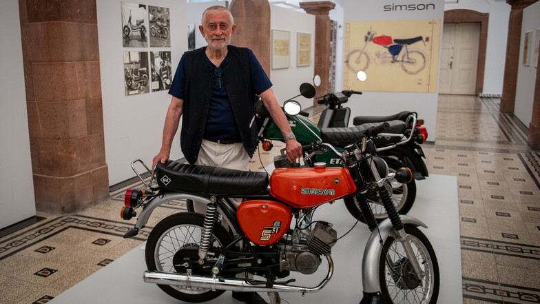 Karl Clauss Dietel präsentiert in den Kunstsammlungen Chemnitz ein Simson-Moped, das er einst gemeinsam mit Lutz Rudolph entworfen hat.