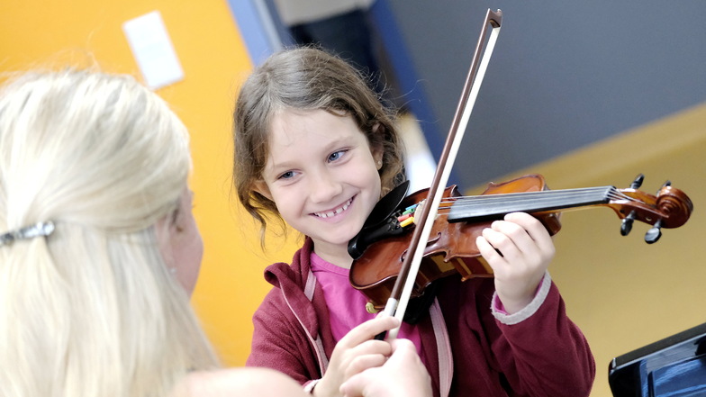 Eilin, damals sechs, nutzte einen Tag der offenen Tür, um an dem Musikschulstandort in Coswig zu musizieren. Die kleine Virtuosin hat die Geige für sich entdeckt.