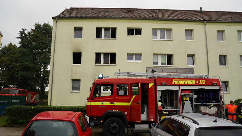 In einem Mehrfamilienhaus im Malschwitzer Ortsteil Kleinbautzen ist am Dienstagmorgen ein Brand ausgebrochen. Mehrere Menschen - darunter einige Kinder - mussten in Kliniken gebracht werden.