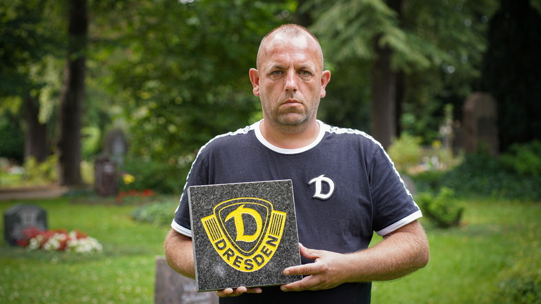 Gerd Matejo hat für den Verstorbenen, von dessen Grab auf dem Bautzener Taucherfriedhof eine Dynamo-Postkarte gestohlen wurde, eine Granitplatte anfertigen lassen.