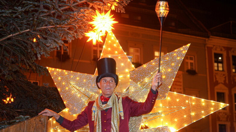 Zur Eröffnung des 639. Wenzelsmarktes in Bautzen zündete der Sternenmann symbolisch die Lichter am Weihnachtsbaum auf dem Hauptmarkt an.