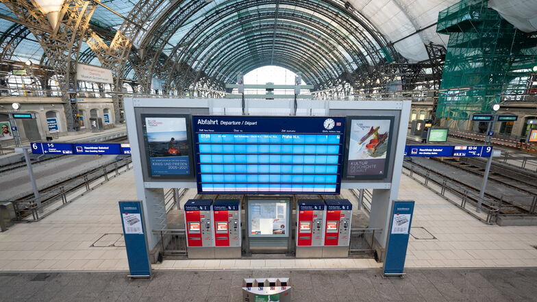 Eine digitale Anzeigetafel, auf der ein einziger Zug angezeigt wird, steht in der leeren Bahnhofshalle im Hauptbahnhof Dresden. Mit bundesweiten Warnstreiks hat die Eisenbahn- und Verkehrsgewerkschaft am Freitag Teile des öffentlichen Verkehrs lahmgelegt.