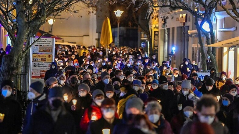 850 Menschen folgten am Freitagabend einem Aufruf der Initiative "Bautzen gemeinsam".