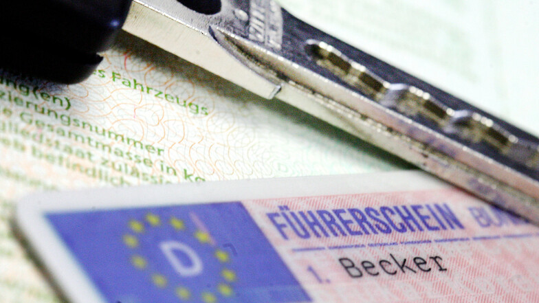 Ein ausländischer Führerschein muss spätestes nach sechs Monaten in einen deutschen getauscht werden, wenn der Inhaber hier seinen festen Wohnsitz hat.