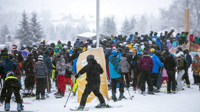 Zahlreiche Menschen nehmen lange Wartezeiten am Skilift in Kauf, um im Skigebiet Oberwiesenthal-Keilberg im Erzgebirge Wintersport zu betreiben. Das größte Skigebiet im Erzgebirge verzeichnete bei winterlichem Wetter einen regelrechten Ansturm.