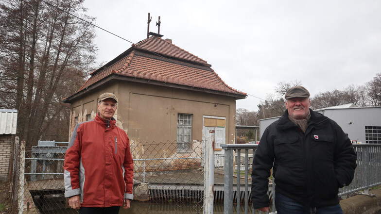 Der 2020 gegründete Heimat- und Kulturverein Turbinenhaus Weißkollm setzt sich für den Erhalt ein. Thomas Rösler (l.) und Rolf Möbius gehören zu den 16 Mitgliedern des Vereins.