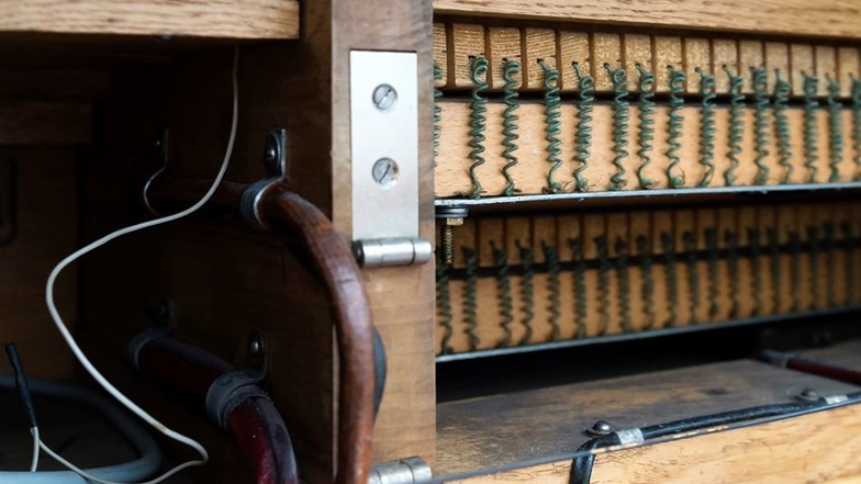 Die Leitungen und Relais sind fast 80 Jahre alt und inzwischen verschlissen. Das führt zu gelegentlichen Ausfällen an der Orgel. Zum Vergleich: Die Elektroanlage eines Hauses hält im Durchschnitt 30 Jahre.