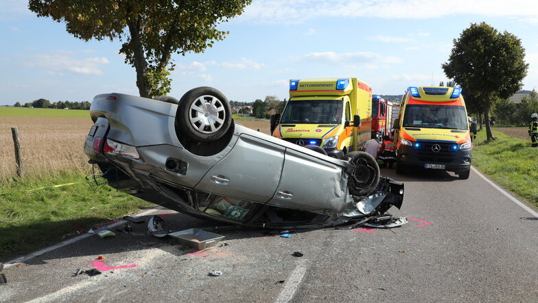 Die Straße zwischen Röhrsdorf und Sora war nach dem Unfall voll gesperrt. Die Polizei ermittelt zur Unfallursache.
