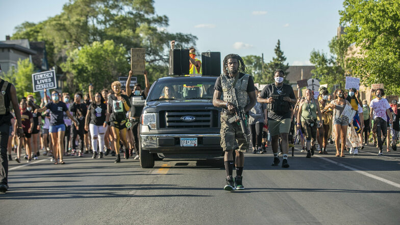 Ein Demonstrant der "Minnesota Freedom Riders" marschiert mit einem Gewehr bei einem Protest gegen Polizeigewalt mit.