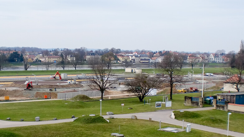 Ein Blick auf die Fläche mit den neuen Hosterwitzer Schlammspeichern unweit der Elbe.