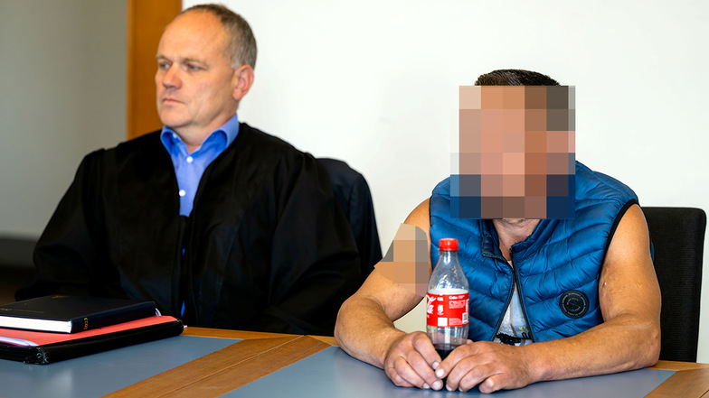 Im August 2022 soll in Königswartha ein Mann geschlagen worden sein. Jetzt war ein Zirkusdirektor (r.) deswegen angeklagt. Als er mit seinem Verteidiger  Cornelius Hartmann (l.) vor Gericht erschien, gab er an, nichts zu dem Vorfall zu wissen.