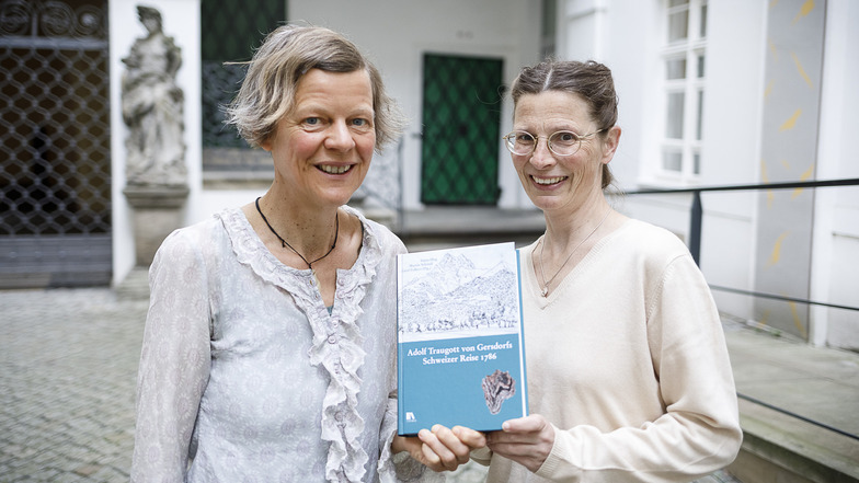 Glücklich, dass es endlich vorliegt: Anke Tietz (li.) und Vanja Hug mit dem kürzlich erschienenen Buch über Gersdorfs Schweiz-Reise vor 233 Jahren.
