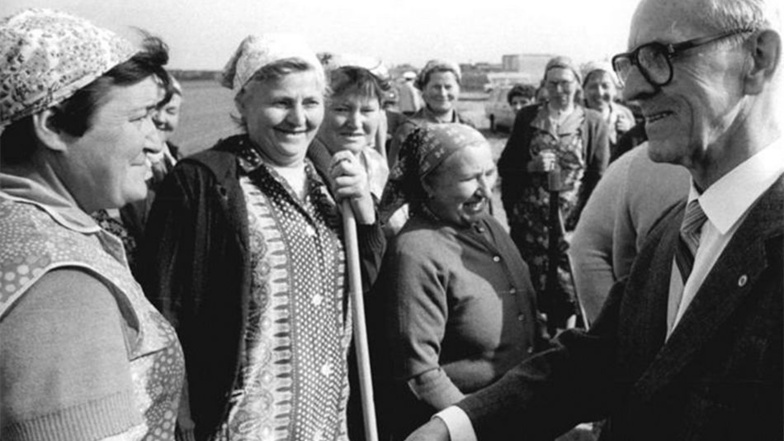 Kurz nach dem Bau der Anlage kam DDR-Regierungschef Willi Stoph in die Gegend . Das Foto zeigt ihn bei seinem Besuch 1983 der LPG Kanalgebiet.