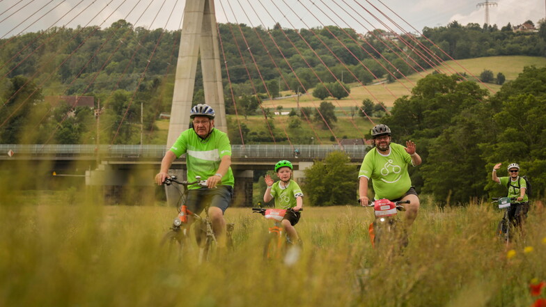 Die 30-Kilometer-Tour gehörte wieder zu den beliebtesten. Im Hintergrund die Brücke in Niederwartha.
