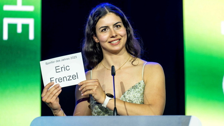 Rennrodlerin Jessica Degenhardt verkündet Sportler des Jahres 2023 Eric Frenzel.