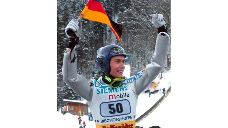 20 Jahre ist es her: Sven Hannawald gewinnt auch das vierte Springen der Tournee, holt sich den "Grand Slam" des Skispringens.