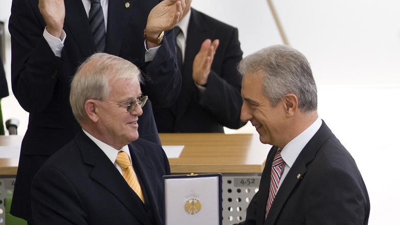 2009 überreichte der damalige Ministerpräsident Stanislaw Tillich Erich Iltgen das Bundesverdienstkreuz. 