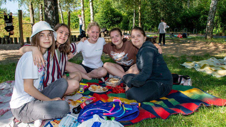 Döbeln gehört zu den Kommunen in Mittelsachsen, in denen die meisten ukrainischen Flüchtlinge untergebracht sind.Die Jüngeren lernen im Lessing-Gymnasium und waren kurz vor den Ferien mit ihrem Kurs zu einem Picknick in den Klostergärten.