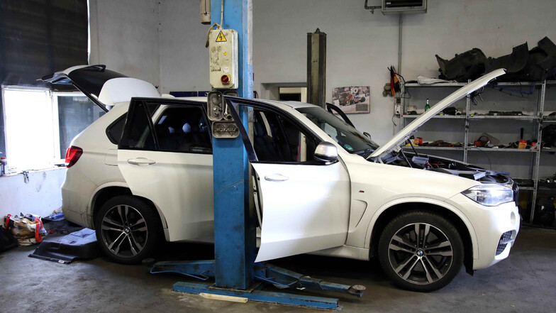 In einer Halle des Autoservice Heyda hat eine siebenköpfige Bande vorzugsweise teure BMW in ihre Einzelteile zerlegt und diese nach Osteuropa verkauft.