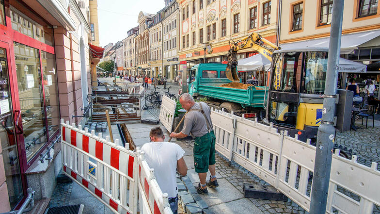 Mitarbeiter der Firma Schmidt Straßenbau sorgen auf der Reichenstraße in Bautzen dafür, dass neue Stromkabel verlegt werden.