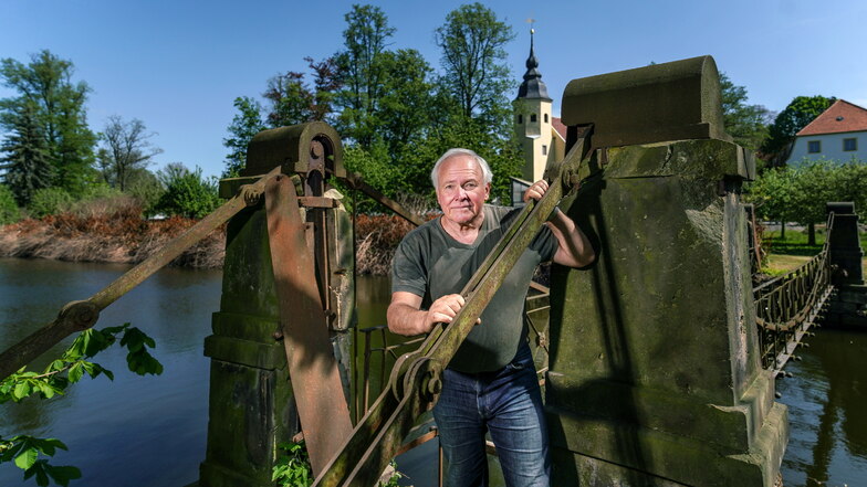 Steffen Jakob setzt sich für die Sanierung der historischen Hängebrücke in Wachau ein.