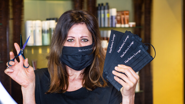 Alexandra Feil, Inhaberin der HairFactory, hat vorgesorgt. Unter anderem hat sie mit Unterstützung anderer Döbelner Geschäftsleute Mundschutze anfertigen lassen.