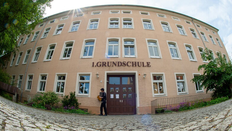 Die 1. Grundschule an der Franz-Schubert-Allee in Großenhain ist eine von vier Einrichtungen in der Röderstadt. Für die wird nun ein gemeinsamer Schulbezirk gebildet.