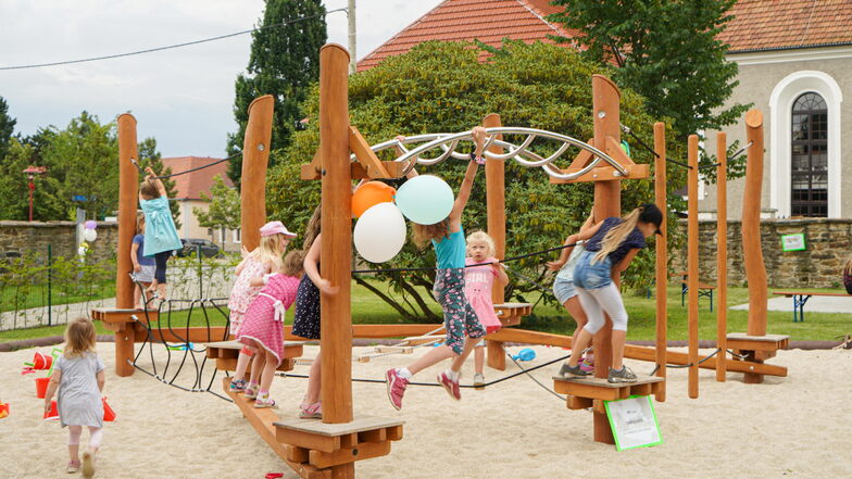 Die Kinder des Malschwitzer Witaj-Kindergartens können jetzt direkt neben der Kita spielen und toben. Möglich wurde das, weil sich Eltern für einen neuen Spielplatz starkgemacht hatten.
