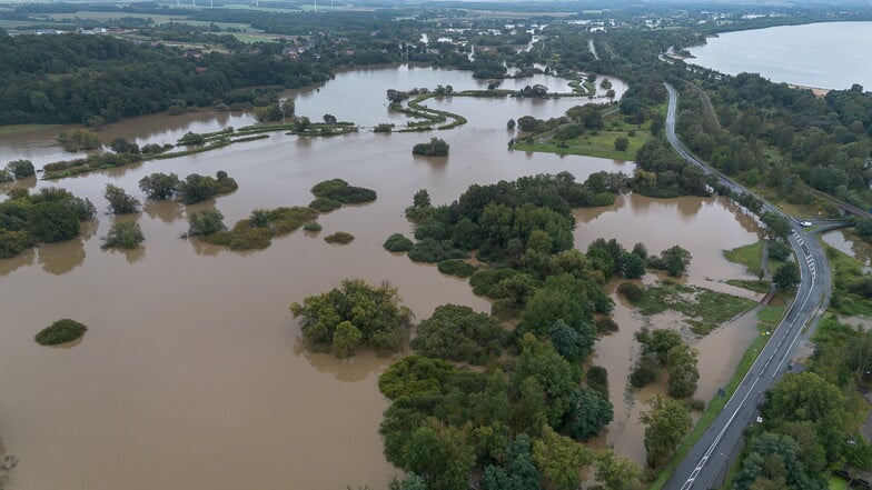 Das Bild zeigt links die überfluteten Neißewiesen an der B 99 am Ortsausgang Görlitz und rechts oben den Berzdorfer See.