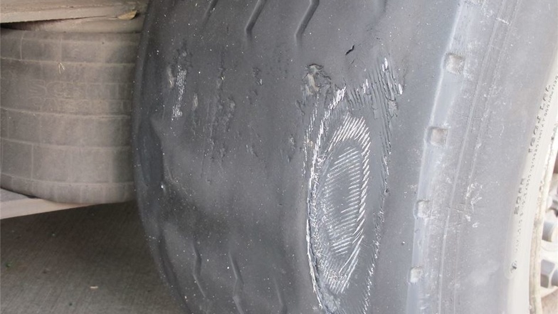 An den abgefahrenen Reifen ist kein Profil mehr zu erkennen.