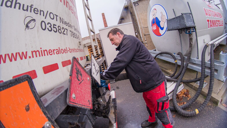 Torsten Baum beliefert mit seinem Tankfahrzeug bis zu zwölf Kunden mit Heizöl auf einer Tour.