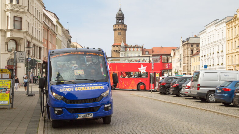 In Görlitz bieten verschiedene Unternehmen Stadtrundfahrten mit dem Bus an.
Auf dem Obermarkt wird es deshalb eng.