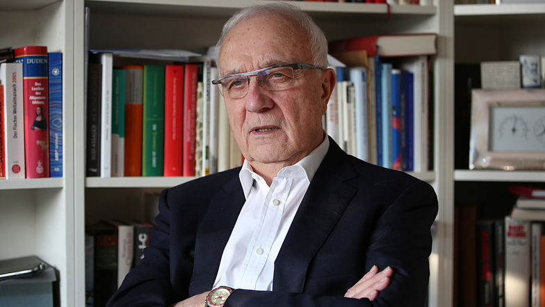 Fritz Pleitgen, geboren 1938, gehört zu den einflussreichsten Journalisten Deutschlands. Von 1995 bis 2007 war er Intendant des WDR. In den 70er-Jahren war er ARD-Korrespondent in Moskau und Ost-Berlin, später in Washington. Pleitgen ist Mitglied der SPD.