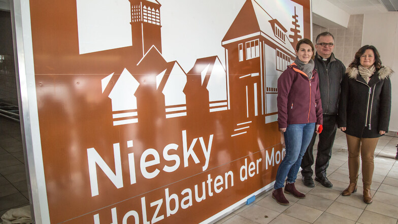 Claudia Wieltsch vom Wachsmannhaus, Pfarrer Krystian Burczek und Oberbürgermeisterin Beate Hoffmann haben das touristische Hinweisschild auf Niesky für die Autobahn bereits vor drei Monaten enthüllt. Nun wartet das Schild auf seine Aufstellung an der A4.
