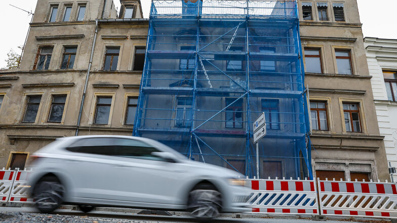 Die Mandaustraße 2 ist abgesperrt. Die Kosten dafür trägt vorerst die Stadt Zittau.